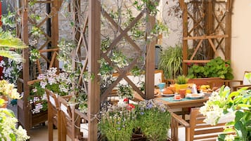 TĂ€gliches inbegriffenes einheimisches FrĂŒhstĂŒck