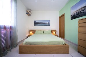 Habitación cuádruple, vistas al mar | Decoración individual, mobiliario individual, escritorio