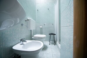 Double Room | Bathroom | Shower, bidet, towels - B&B del Lungomare (Gallipoli)