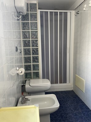 Appartamento Comfort, 1 camera da letto, terrazzo | Bathroom | Shower, rainfall showerhead, free toiletries, hair dryer
