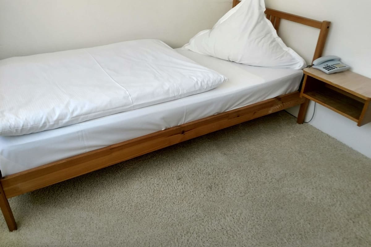 Basic Single Room | Desk, free WiFi, bed sheets