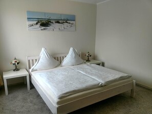 Dobbelt- eller tomannsrom, utsikt mot innsjø | Skrivebord, wi-fi (inkludert) og sengetøy