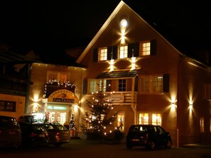 住宿正面 - 傍晚/夜晚