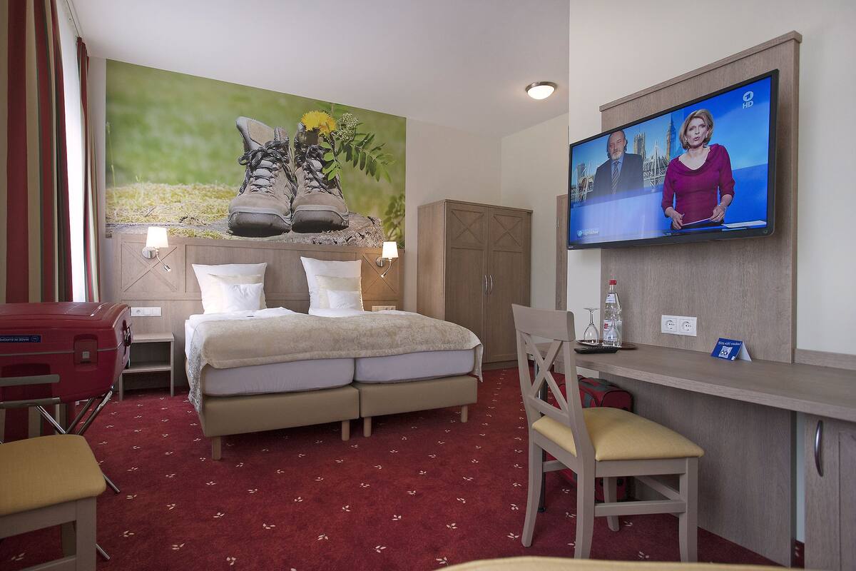 double room (schuh) | 1 bedroom, desk, iron/ironing board, free wifi