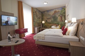 Habitación doble (Gauglitz) | Escritorio, tabla de planchar con plancha, wifi gratis y ropa de cama