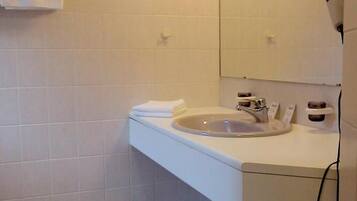 Dusche, kostenlose Toilettenartikel, Haartrockner, HandtĂŒcher