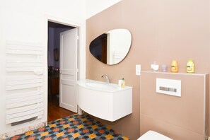Chambre double, 1 lit double, non-fumeur | Salle de bain | Baignoire profonde, articles de toilette (gratuits), séchoir à cheveux