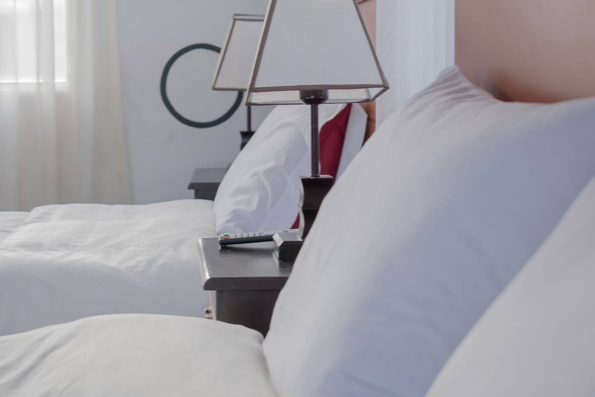 Minibar, sistema de insonorización y tabla de planchar con plancha 