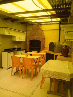 Fridge, oven, stovetop, cookware/dishes/utensils