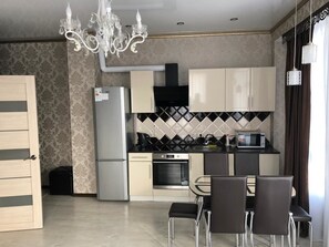 Departamento | Cocina privada | Refrigerador con congelador, microondas, horno y parrilla de estufa 