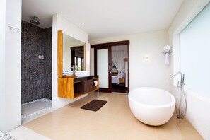 Villa, 4 habitaciones, vista a la playa | Baño | Regadera, regadera tipo lluvia, amenidades de baño gratuitas, pantuflas 