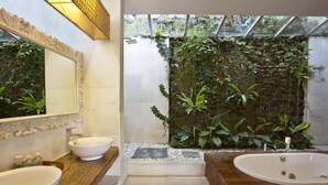 A bathroom with two sinks, a bathtub, and a large mirror. - Sunset Paradise Villa Uluwatu (Pecatu)