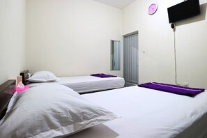 Desk, laptop workspace, free WiFi, bed sheets - Casa Sidoluhur 17 (Surabaya)
