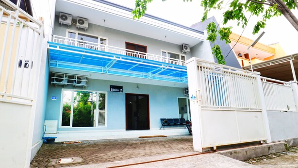 A two-story building with a blue balcony, a sign reading "Siddolbhur 17", and a gated entrance. - Casa Sidoluhur 17 (Surabaya)