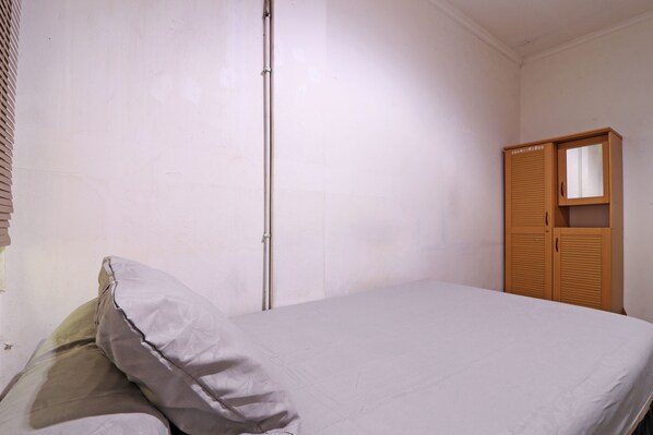 Standard Single Room | Desk, bed sheets