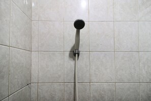 Tweepersoonskamer | Badkamer | Een douche, handdoeken