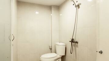 Habitación superior | Baño | Ducha, cabezal de ducha tipo lluvia y toallas