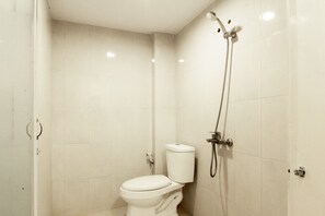 Chambre supérieure | Salle de bain | Douche, douche cascade, serviettes fournies