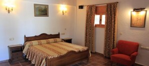 Apartment, 3 Bedrooms, 2 Bathrooms, River View | 2 bedrooms, desk, free cots/infant beds, travel cot