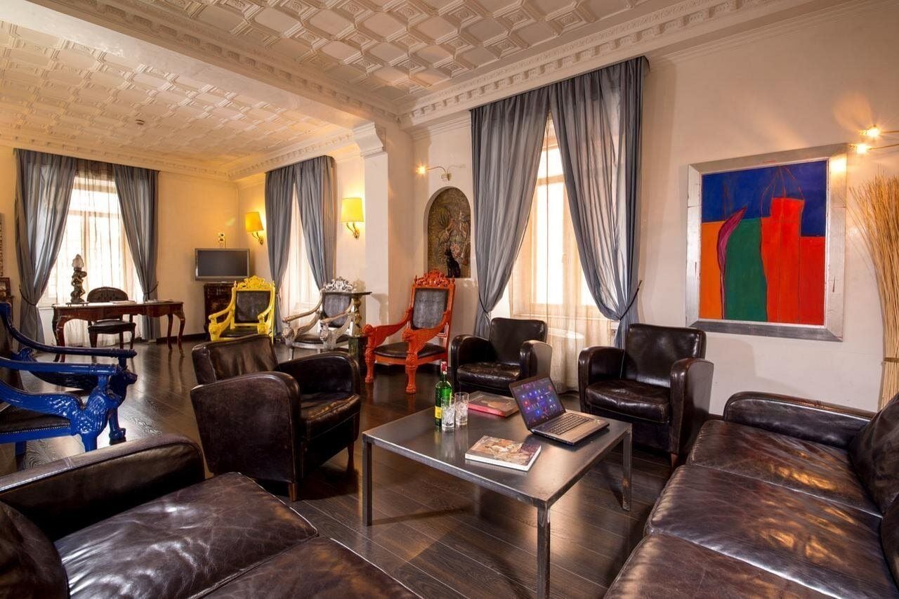 Un salón amplio con sofás de cuero, una mesa de centro y una televisión.