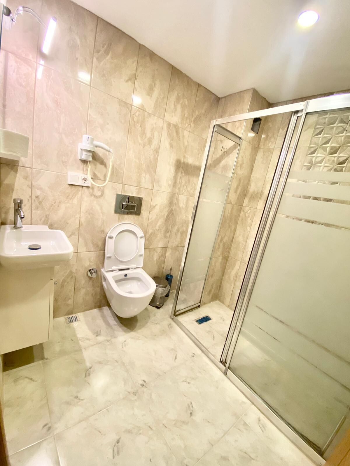 Douche, douche hydromassante, articles de toilette gratuits