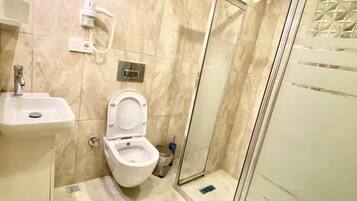 Douche, douche hydromassante, articles de toilette gratuits