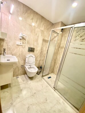 Shower, hydromassage showerhead, free toiletries, hair dryer - Grand Lara Hotel (Istanbul)