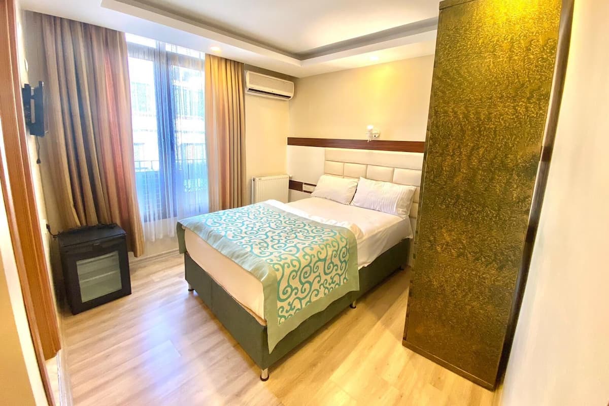In-room safe, desk, free WiFi, bed sheets