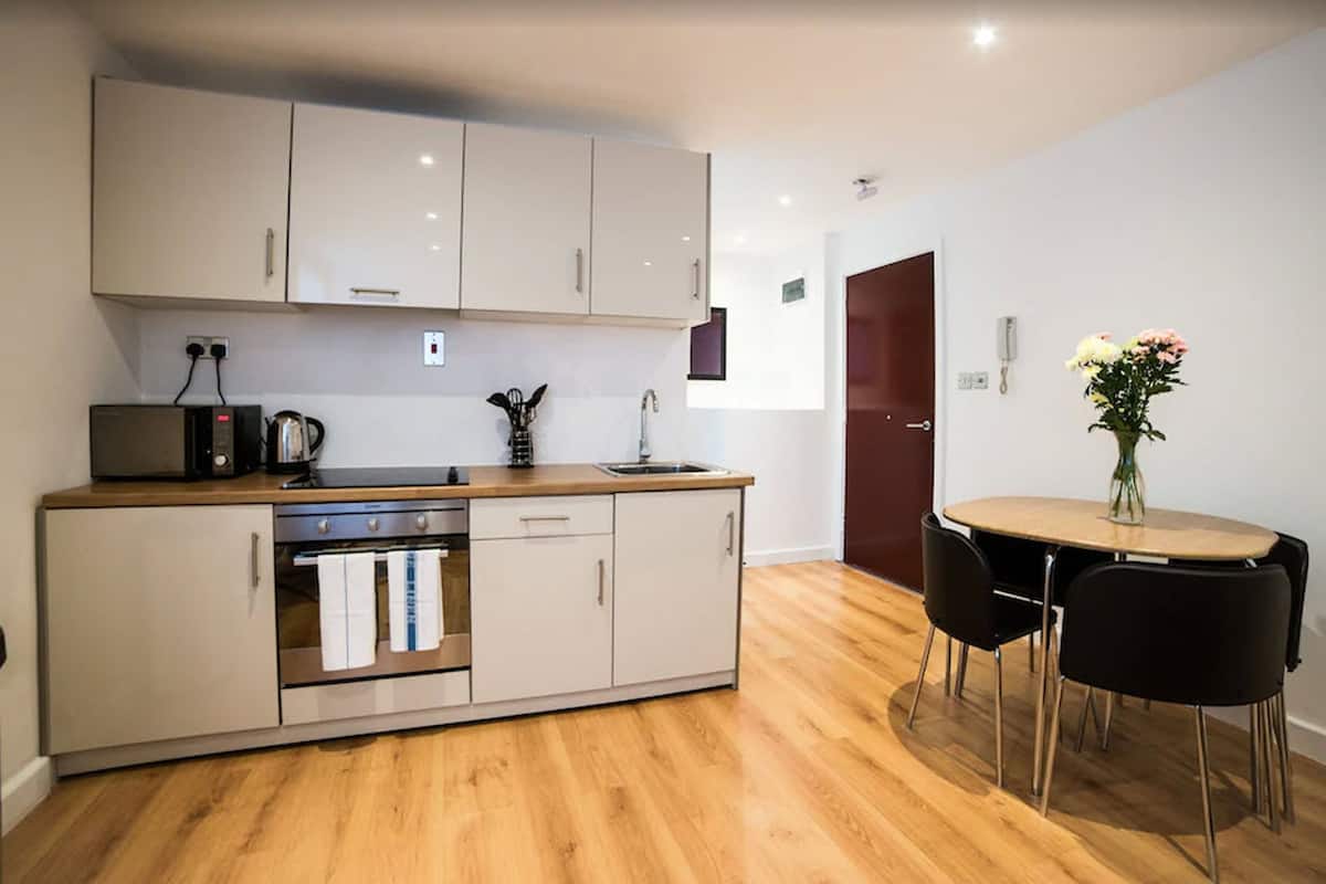 Full-size fridge, microwave, oven, stovetop
