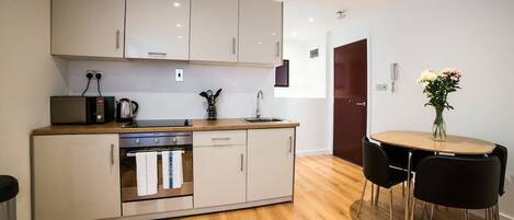 Grand réfrigérateur, micro-ondes, four, plaque de cuisson