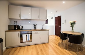 Full-sized fridge, microwave, oven, stovetop