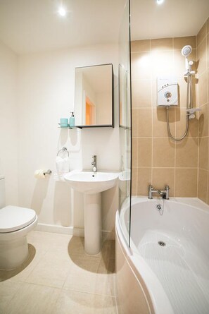 Separate tub and shower, hair dryer, towels - Keswick House (Leicester)