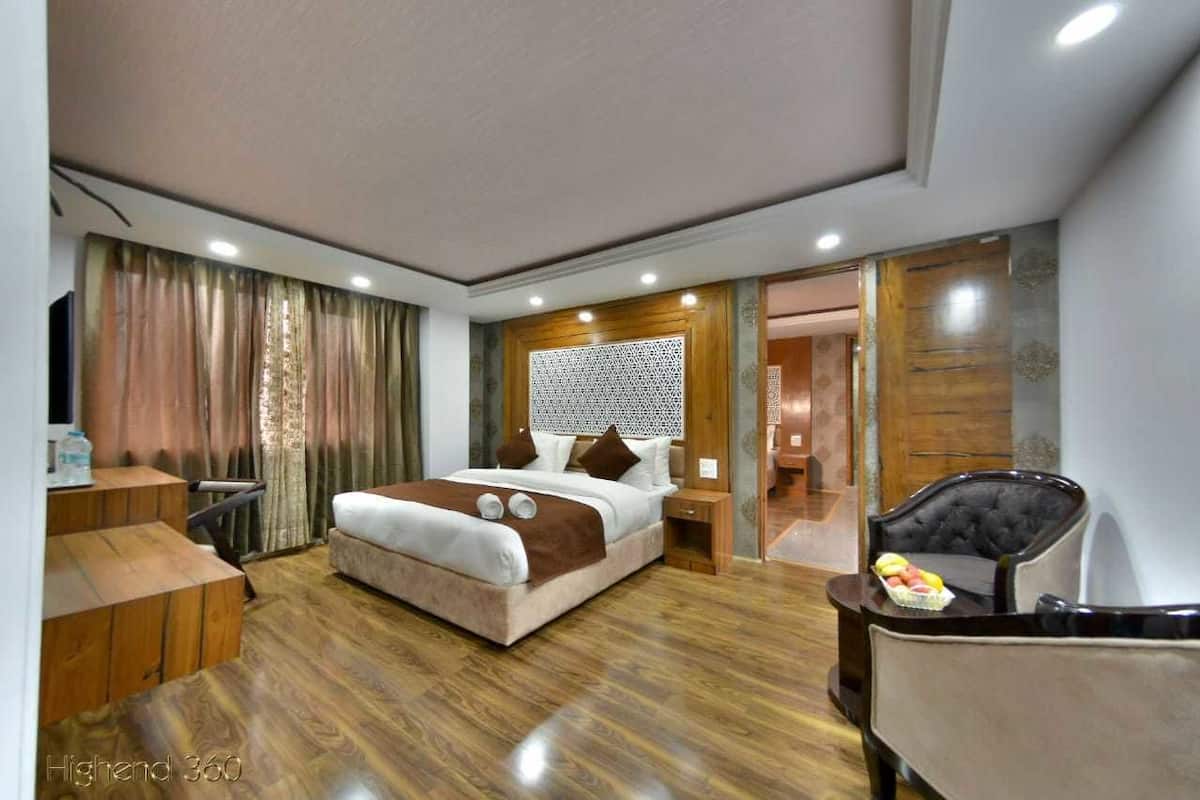 Family Room, Accessible, Mountain View | 1 bedroom, in-room safe, desk, blackout curtains