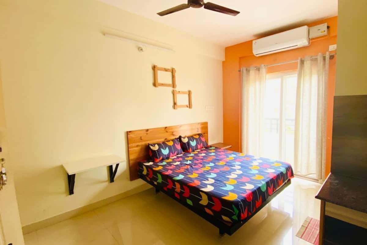 Premium Room | Bathroom | Shower, free toiletries, towels, soap