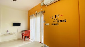Premium bedding, memory foam beds, in-room safe, individually decorated - Mapletree Inn (Bengaluru)