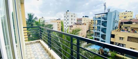 Executive Studio | Premium bedding, memory foam beds, in-room safe, individually decorated