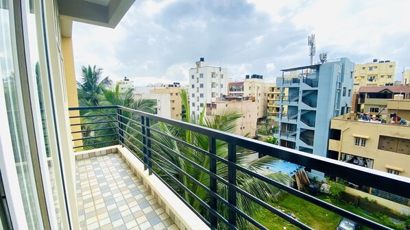 Executive Studio | Premium bedding, memory foam beds, in-room safe, individually decorated - Mapletree Inn (Bengaluru)