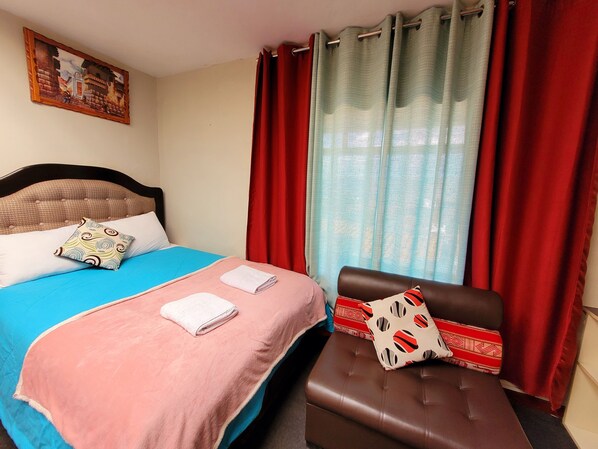 1 غرفة نوم وأغطية فراش متميزة وميني بار ومساحة عمل للكمبيوتر المحمول