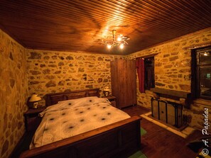 传统客房 | 迷你吧、办公桌、遮光窗帘、隔音