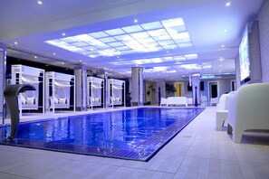 Inomhuspool och utomhuspool