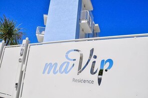 A white building with the text "ma Vip Residence" on its side. - Mavip Residence (San Benedetto del Tronto)