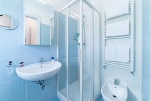 淋浴设施、坐浴桶、毛巾