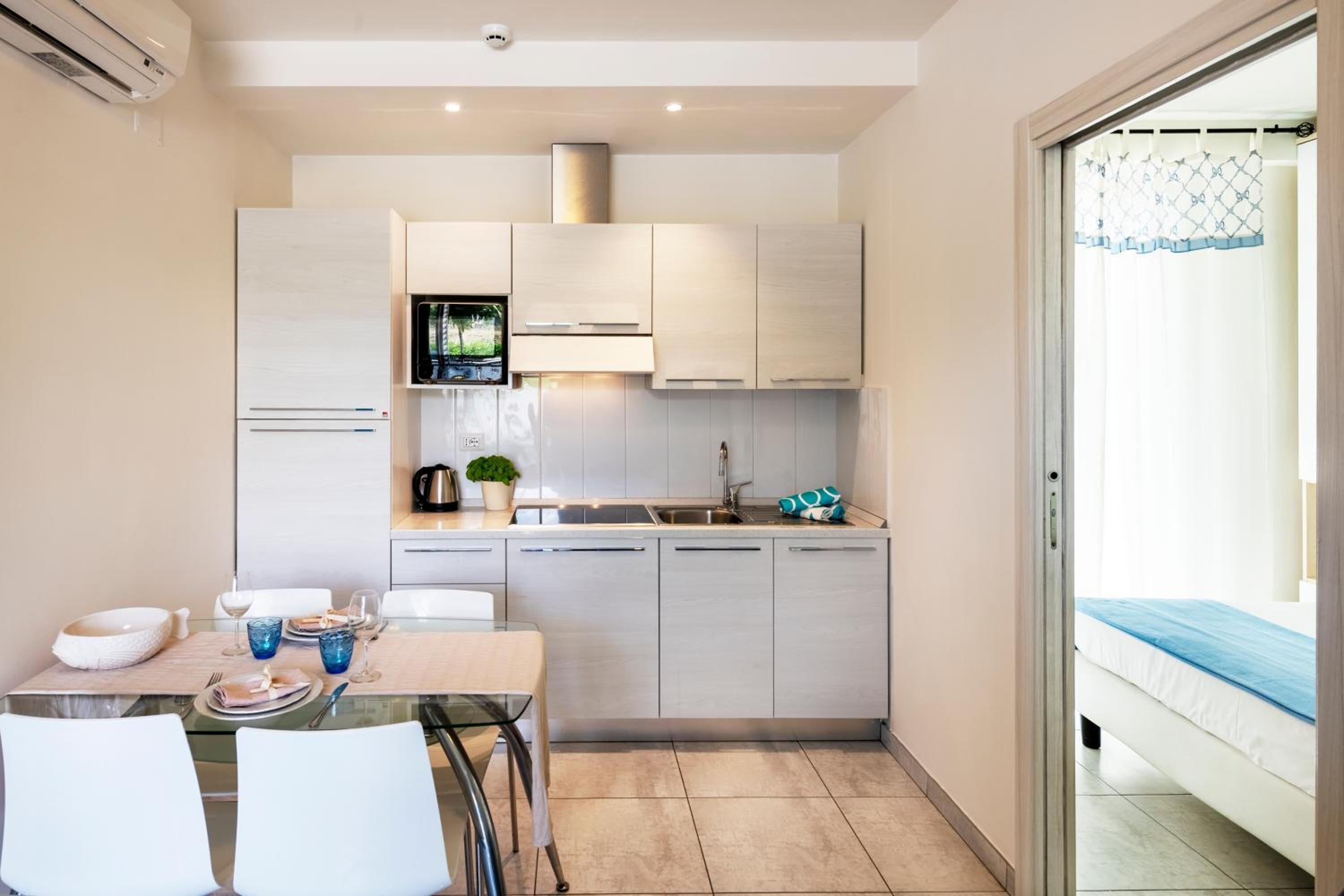 Großer Kühlschrank, Mikrowelle, Herdplatte, Geschirrspüler