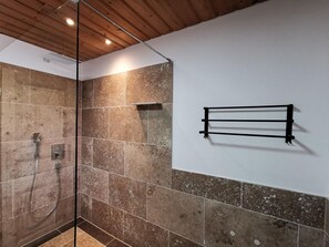 Douche, sèche-cheveux, serviettes fournies
