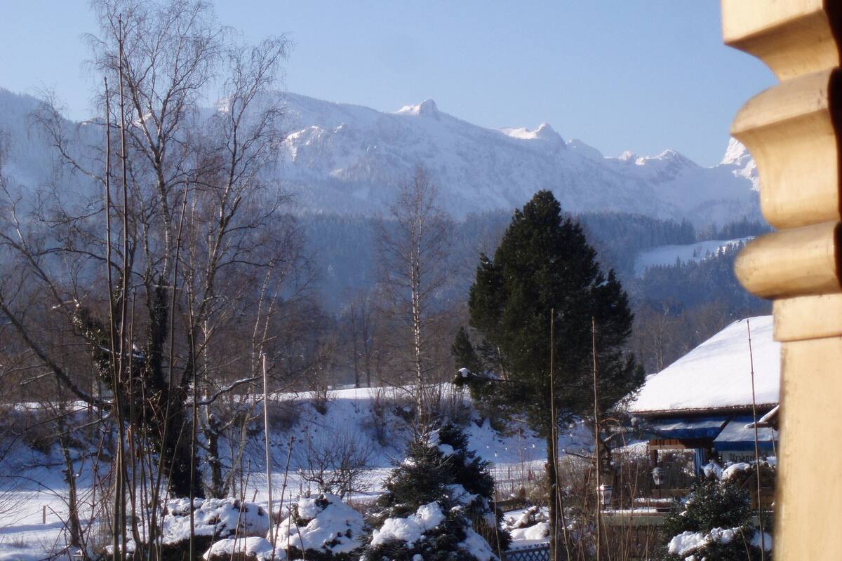 Paisagem montanhosa nevada com céu limpo.