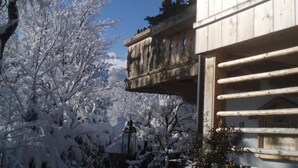A wooden building with a balcony and a sign that reads "Landhaus". - Landhaus Am Arzbach (Wackersberg)