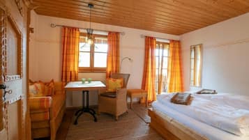 Dilengkapi dengan perabotan berbeda-beda dan meja kerja