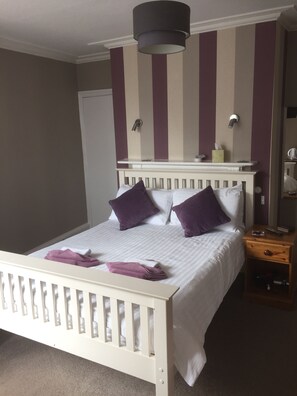 Double Room, Ensuite (1st Floor) | Free WiFi - The Beach House (Weymouth)