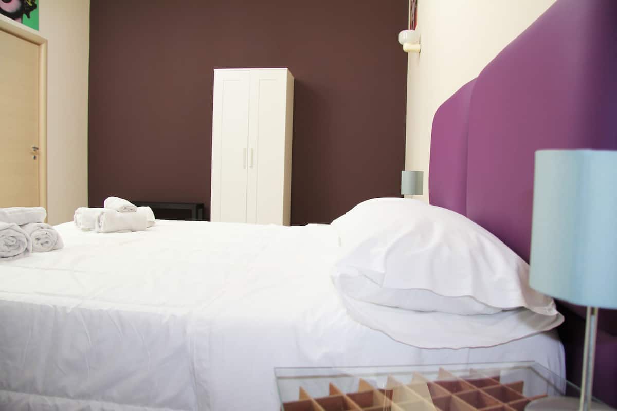 Habitación básica | Edredón, tabla de planchar con plancha, camas extra y wifi gratis