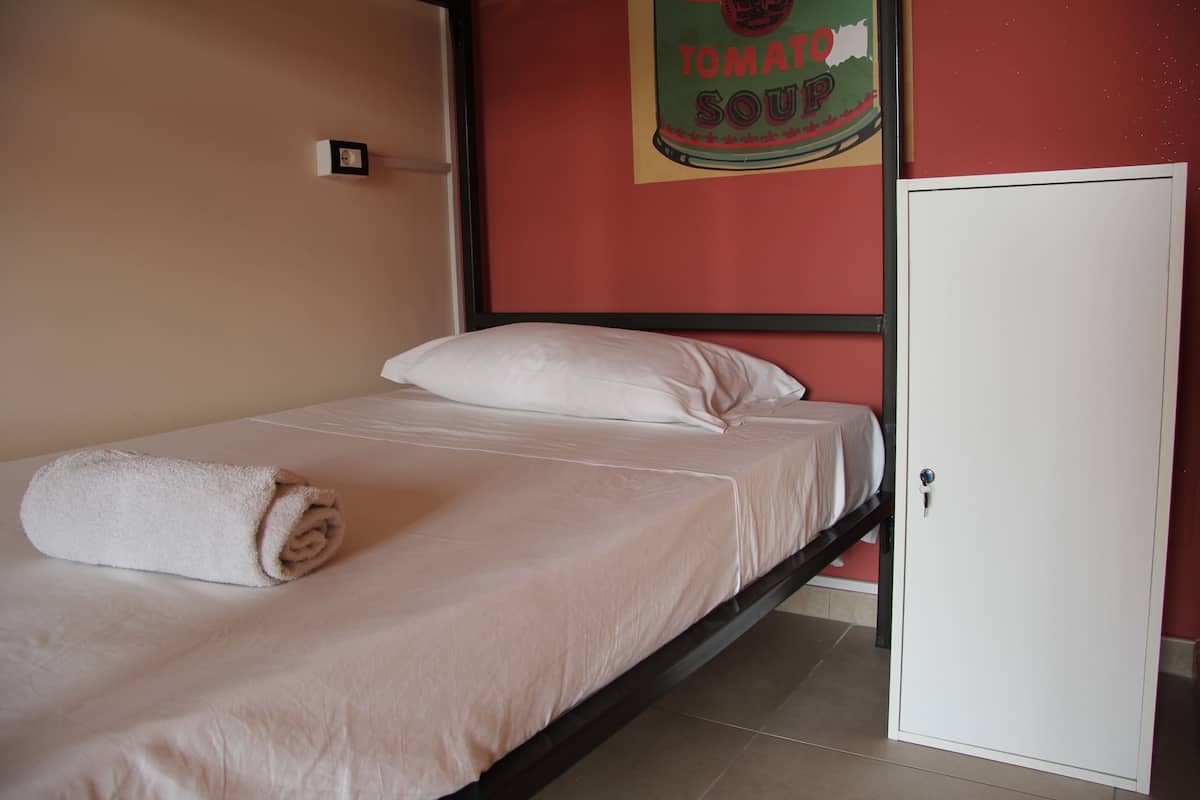 Dormitorio compartido, 1 cama individual grande | Edredón, tabla de planchar con plancha, camas extra y wifi gratis